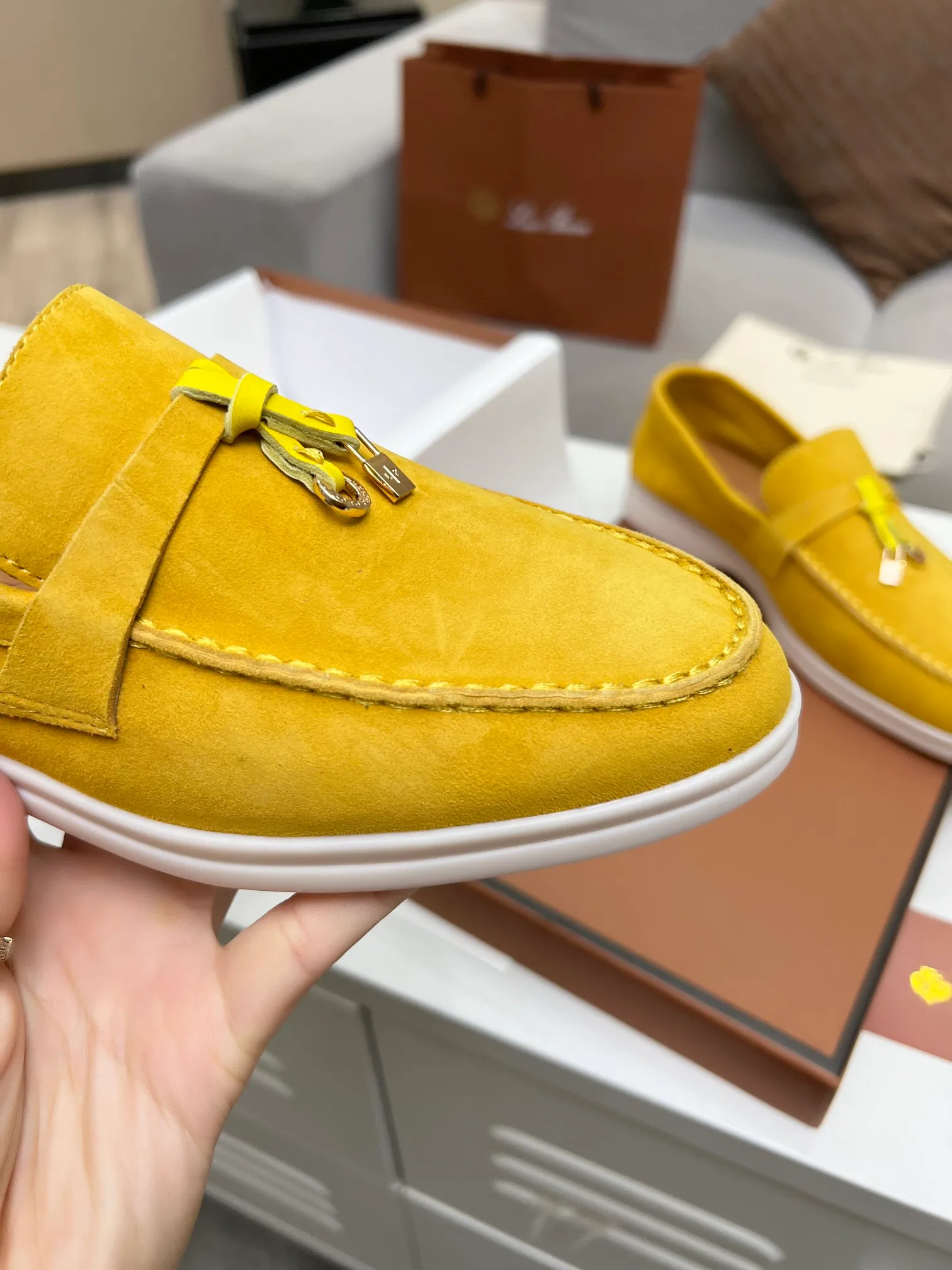 👟👟Ex-factory price 480👟👟 【Loro Piana】Italian top cashmere is fashionable and classic, and the leather is also practical and still of the highest quality on the Internet. Developed from the original board, the upper is made of Yangjing silk and is smooth. Leather lining, wear-resistant high-elastic beef tendon bottom. Size: 35-42, (men’s +10)